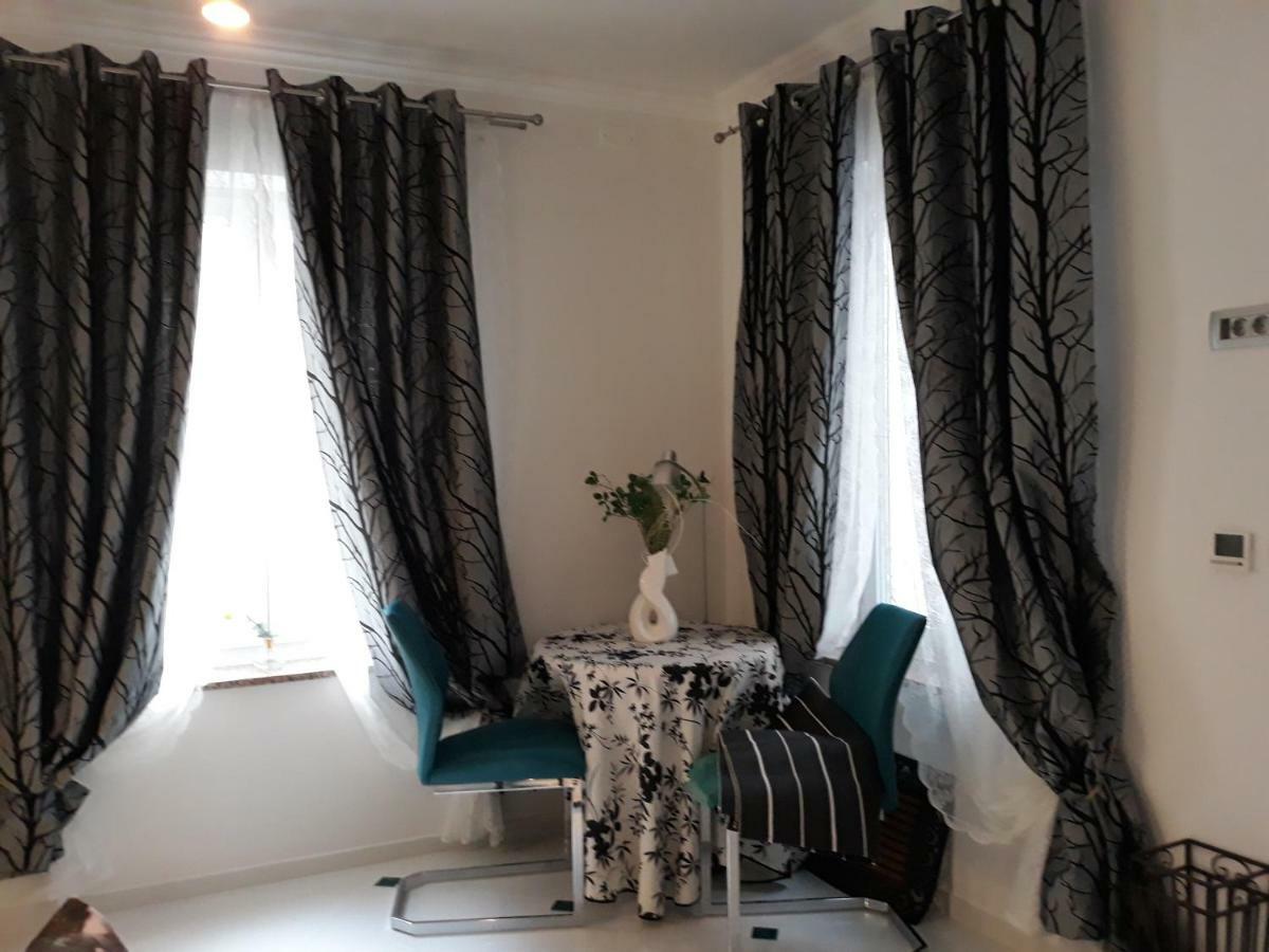 Apartments Paris Умаг Экстерьер фото